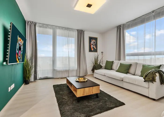 Apartment Lam Jungle - Sky View 21 Floor - Free Parking Bratislava